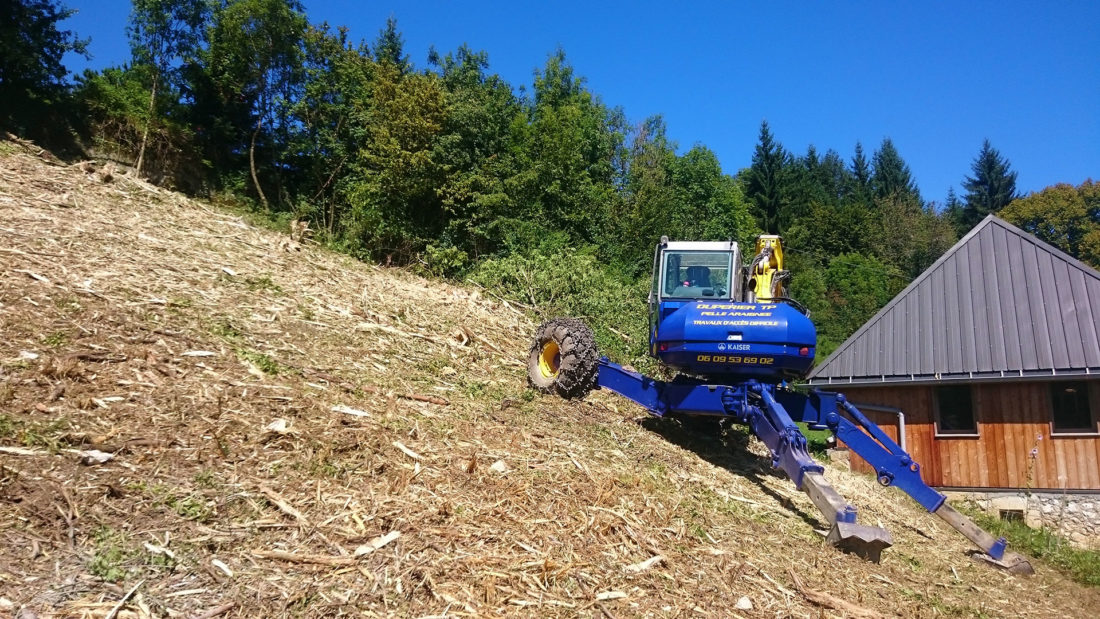 Duperier TP en Savoie - Débroussaillage terrain communal en pelle araignée