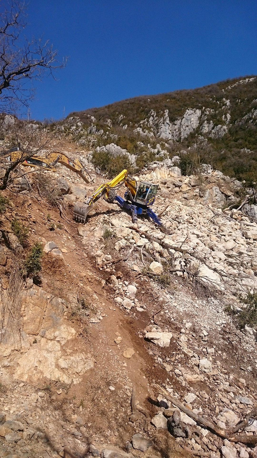 Duperier TP en Savoie - Travaux extrêmes en pelle araignée à la carrière du Val de Fier