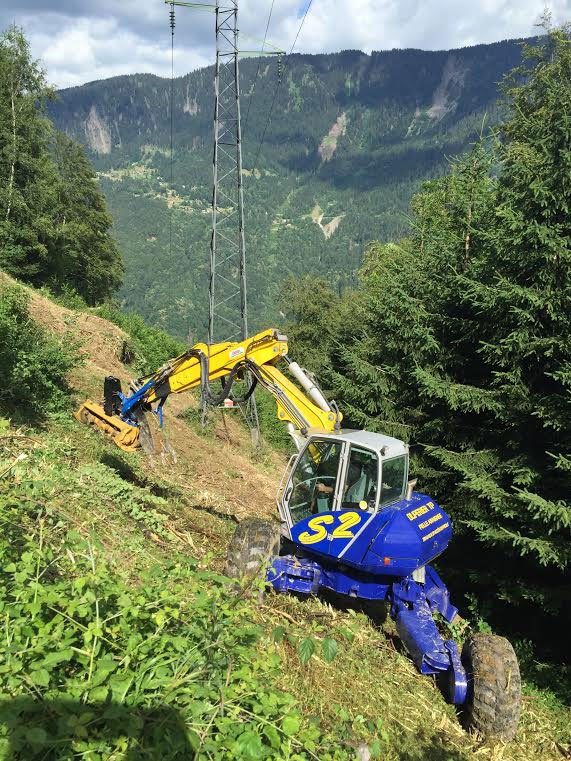 Travaux d'accès difficile en Savoie - Duperier TP - Broyage sous ligne haute tension en pelle araignée